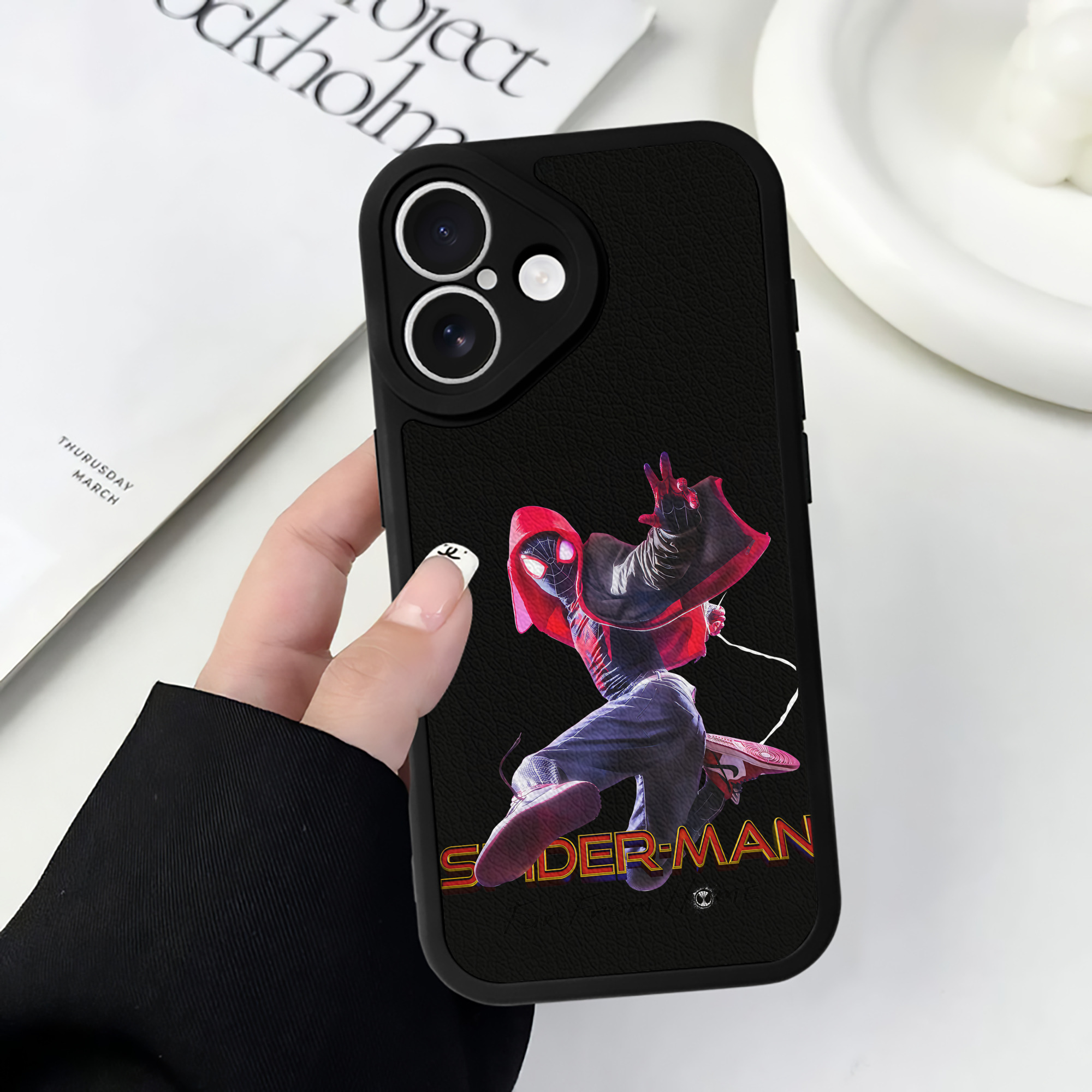 Spider Man スパイダーマン 【iPhone 16シリーズ対応】シリコンスマホケース（レザー調） 材質：シリコン